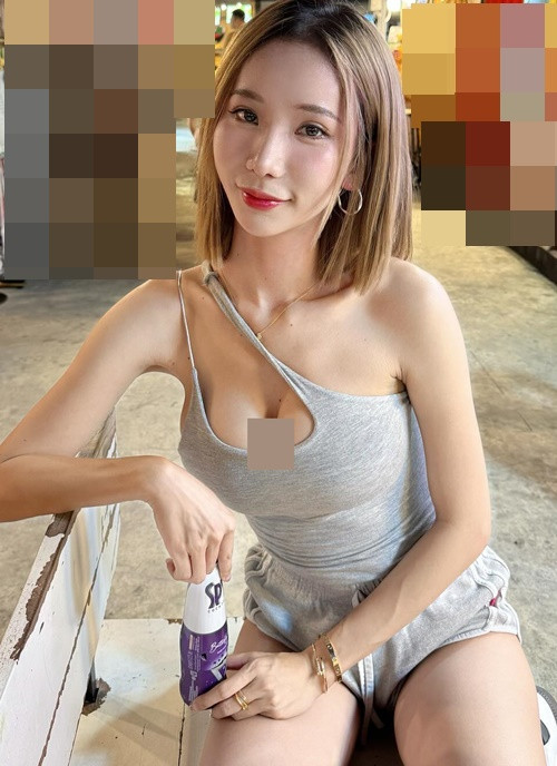 Cô nàng chuộng các mẫu áo ngắn khoe vòng một.