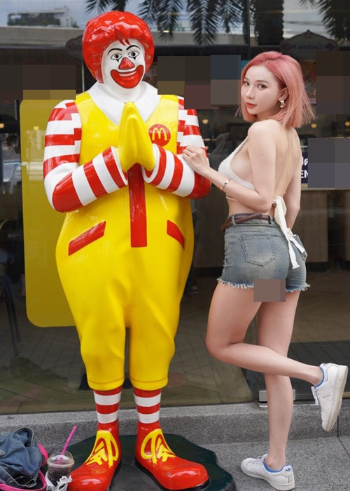 Hot girl người Malaysia thường xuyên mặc trang phục siêu ngắn nơi công cộng.