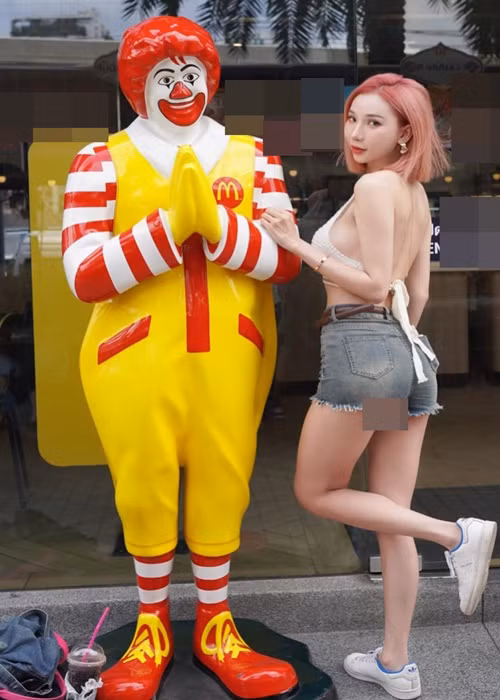 Hot girl người Malaysia thường xuyên mặc trang phục siêu ngắn nơi công cộng.