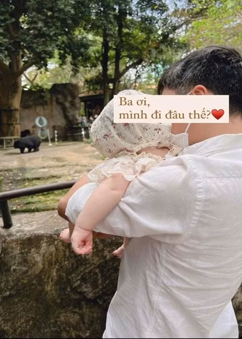 Tường San khoe chồng cưng chiều con gái. Ảnh: Instagram.