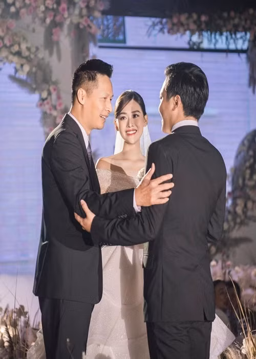 Tường San được bố đẻ (ngoài cùng bên trái) đưa vào lễ đường. Ảnh: VOV.