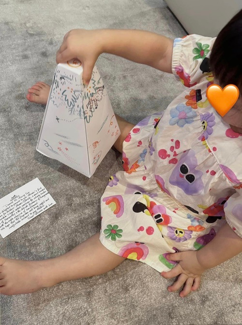 "Em bé còn nhỏ quá nên tôi muốn giữ cho con. Để khi nào con cứng cáp hơn thì tôi sẽ suy nghĩ để cho bé lên hình", Tường San chia sẻ. Ảnh: FBNV.