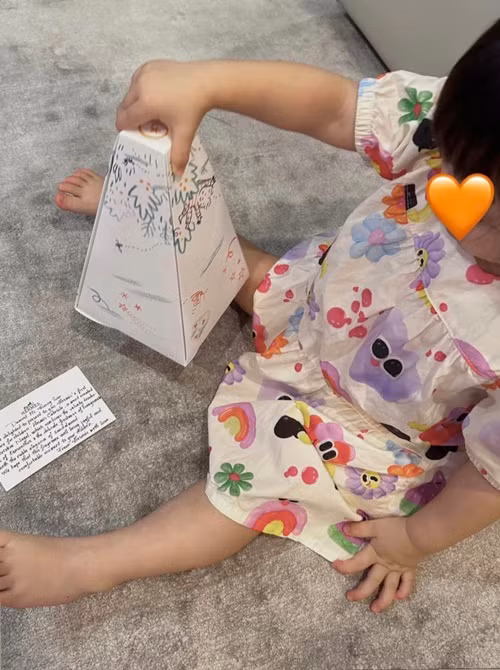 "Em bé còn nhỏ quá nên tôi muốn giữ cho con. Để khi nào con cứng cáp hơn thì tôi sẽ suy nghĩ để cho bé lên hình", Tường San chia sẻ. Ảnh: FBNV.