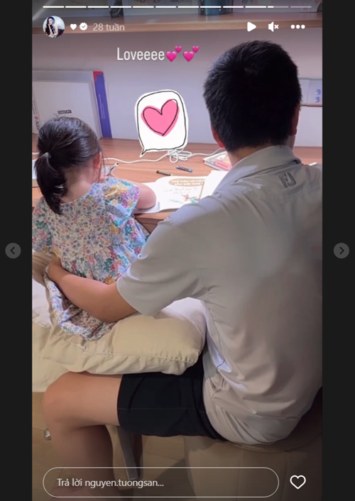 Ông xã nàng hậu cùng học, cùng chơi với con. Ảnh: Instagram.