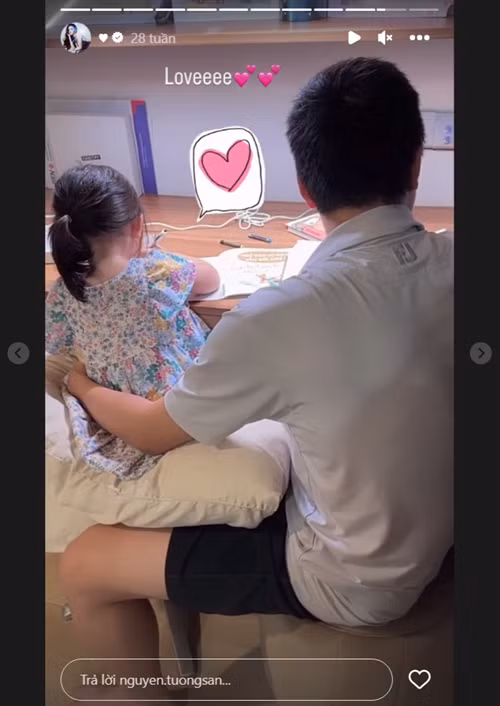 Ông xã nàng hậu cùng học, cùng chơi với con. Ảnh: Instagram.