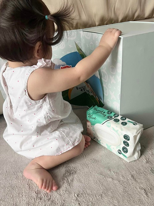 Con gái 3 tuổi của Tường San cũng chưa lộ diện hoàn toàn. Ảnh: FBNV.
