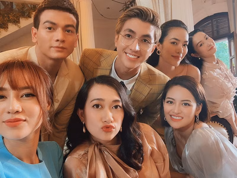 "Trong một tháng quay phim ở Huế, cả 4 chúng tôi đã sống chung một căn phòng, làm mọi việc cùng nhau. Ngoài công việc, trao đổi vai diễn thì cả 4 thường tạo nhiều trò để trêu nhau. Vì vậy sự gắn kết của cả nhóm ngày càng tăng", Thùy Anh nói.