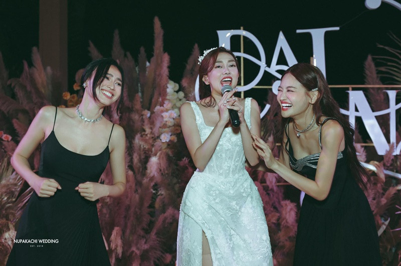 Thùy Anh và Lan Ngọc quậy hết mình trong đám cưới bạn thân.