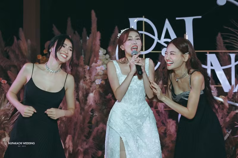 Thùy Anh và Lan Ngọc quậy hết mình trong đám cưới bạn thân.