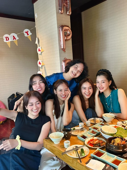 Nhóm của Lan Ngọc thân thiết với nghệ sĩ Lê Khanh sau khi đóng chung phim Gái già lắm chiêu.