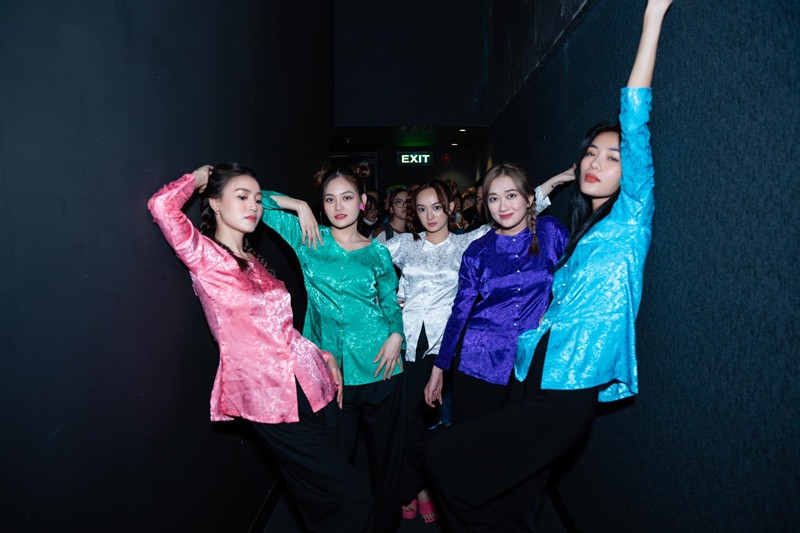 Thùy Anh chia sẻ trên Znews, qua hai lần đóng chung phim, cô, Phương Lan, Thoại Tiên và Lan Ngọc gần gũi hơn với nhau dù trước đó chưa từng quen nhau.