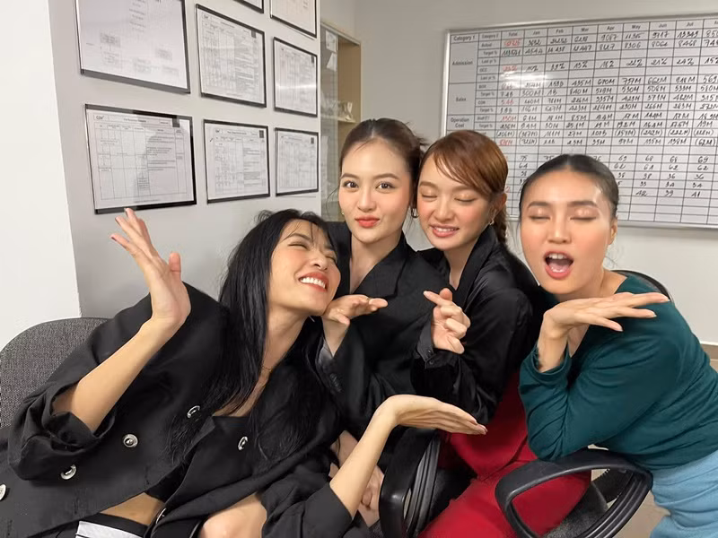 Thùy Anh, Phương Lan, Thoại Tiên và Lan Ngọc cũng thân thiết với Kaity Nguyễn.