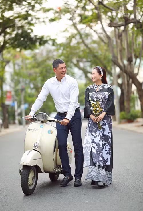 Anh Thơ chia sẻ trên Vietnamnet, Bình Minh là "người con rể có hiếu nhất quả đất, người cha có đôi cánh thiên thần của hai con gái nhỏ và người tri kỷ của mình".