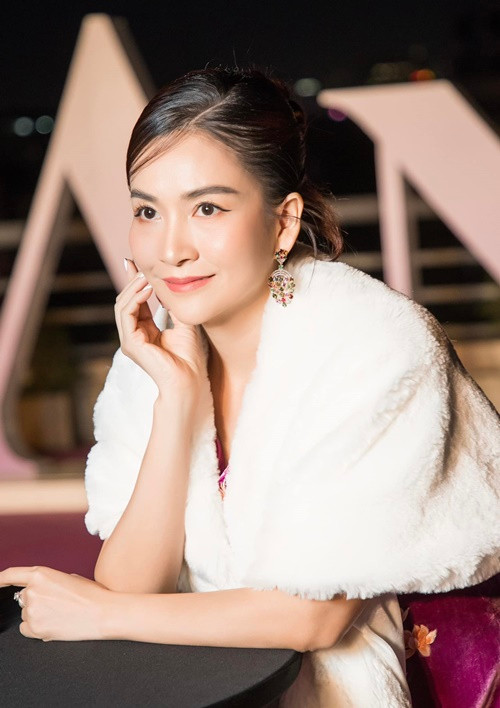 Anh Thơ được nhiều người khen ngợi trẻ trung, gợi cảm hơn nhiều so với ngày xưa.