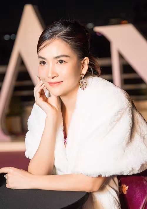 Anh Thơ được nhiều người khen ngợi trẻ trung, gợi cảm hơn nhiều so với ngày xưa.