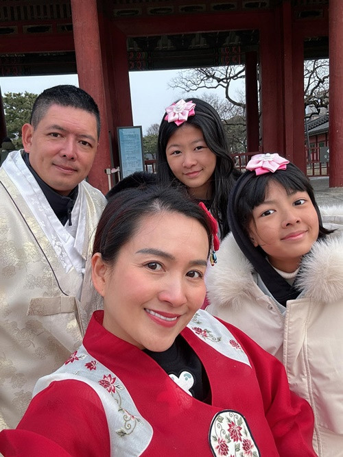 An Nhiên và An Như - hai con gái của Bình Minh đều thừa hưởng chiều cao vượt trội của bố.