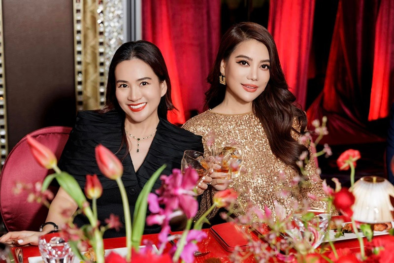 Anh Thơ sang trọng, quý phái bên cô bạn thân Trương Ngọc Ánh.