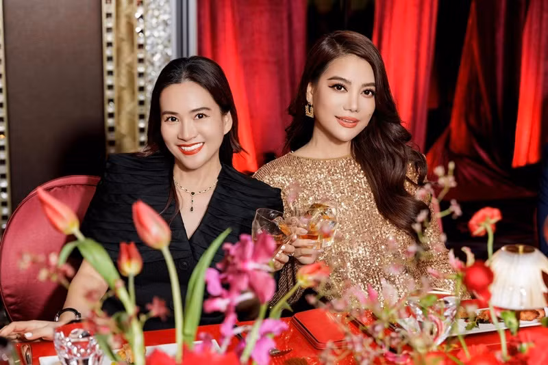 Anh Thơ sang trọng, quý phái bên cô bạn thân Trương Ngọc Ánh.