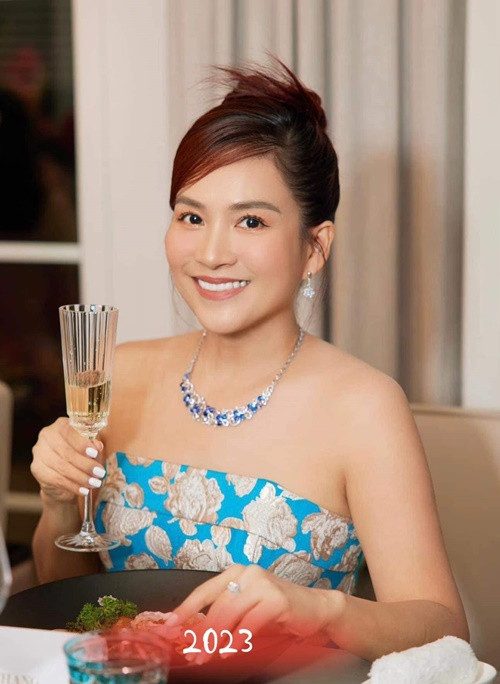 Vợ Bình Minh thậm chí được khen trẻ hơn cả chồng.