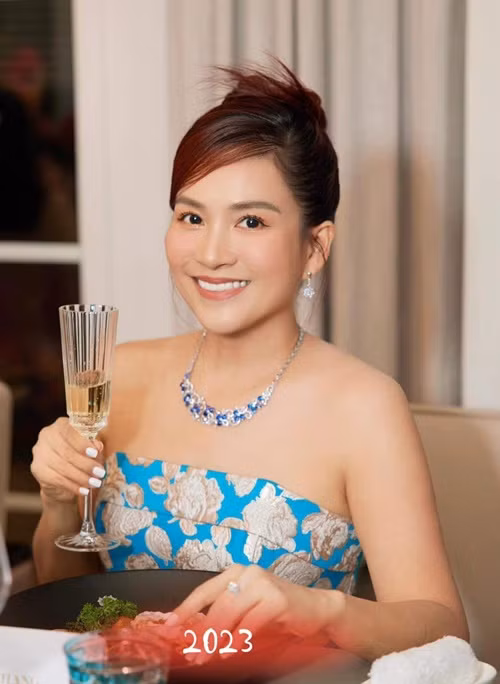 Vợ Bình Minh thậm chí được khen trẻ hơn cả chồng.