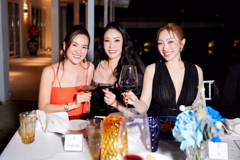 Vợ Bình Minh không ngại đọ sắc Hoa hậu Hà Kiều Anh (giữa) và CEO Lý Thùy Chang - vợ diễn viên Chi Bảo.