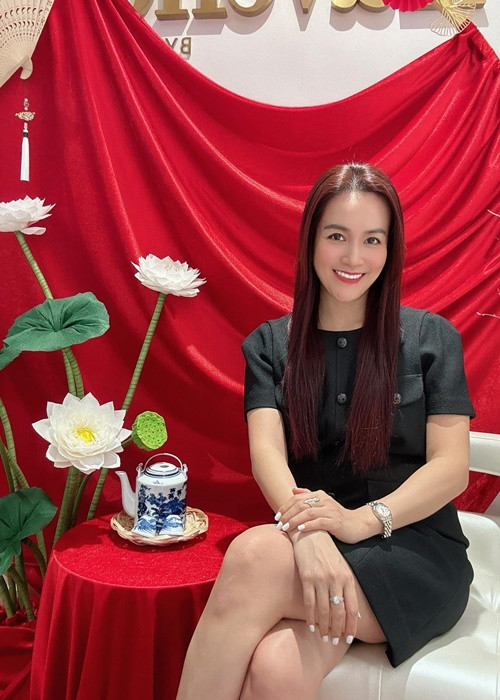 Nhờ chăm chỉ tập luyện, ăn uống khoa học, chăm sóc kỹ lưỡng làn da, mái tóc, Anh Thơ trẻ ra trông thấy.