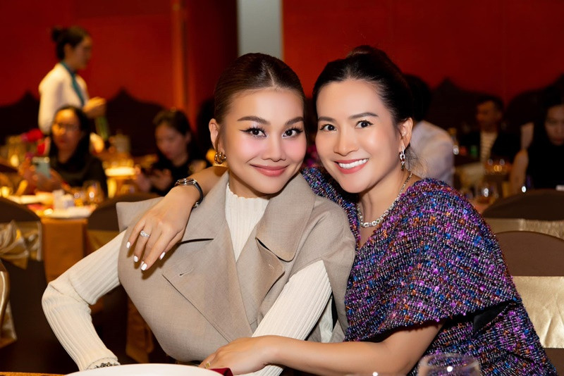 Nữ doanh nhân sinh năm 1977 nổi bật không kém Thanh Hằng. Nhiều năm qua, cả hai giữ được tình bạn thân thiết.