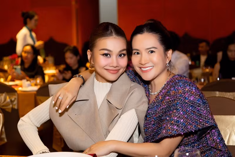 Nữ doanh nhân sinh năm 1977 nổi bật không kém Thanh Hằng. Nhiều năm qua, cả hai giữ được tình bạn thân thiết.