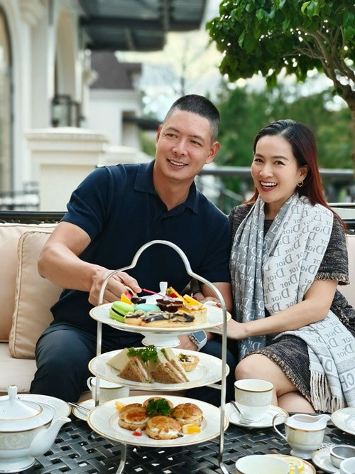 Vợ chồng Bình Minh có cuộc sống bình yên, hạnh phúc sau nhiều năm kết hôn.