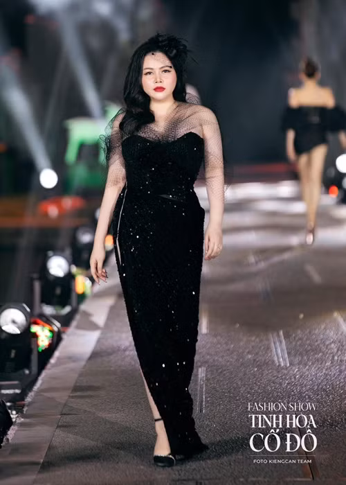 Trương Phương tự tin catwalk trên các sàn diễn thời trang.
