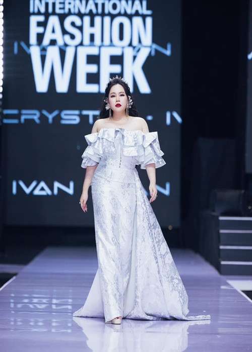 ... Mình cảm thấy rất hạnh phúc khi tăng cân nhưng vẫn được các bạn khán giả yêu quý và thậm chí còn được nhận lời mời tham gia vào một số show diễn thời trang với tư cách người mẫu “big size”. Mình tự tin rằng dù ở bất kể hình thể nào thì cũng đều có thể thành công nhờ cố gắng", Trương Phương "Thương nhớ ở ai" chia sẻ.