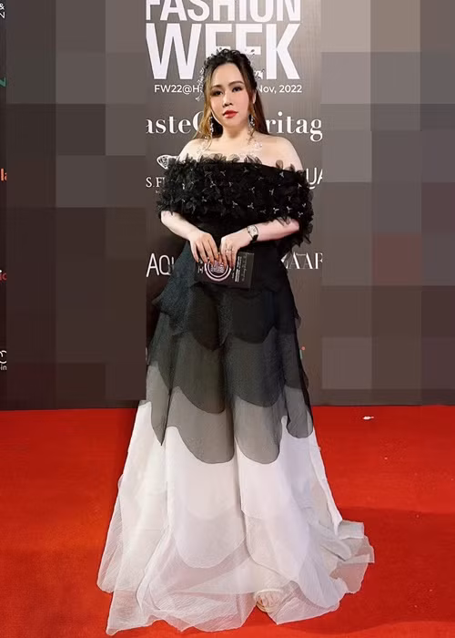 "Cảm ơn bạn bè người thân và mọi người đã quan tâm hỏi han, nhưng tôi ổn mọi người đừng lo hay nhìn tôi với ánh mắt thương cảm mỗi khi biết chuyện. Vì ly hôn là để cả hai người bắt đầu lại cuộc sống mới tốt hơn. Giờ tôi 37 tuổi bắt đầu lại còn kịp chứ để đầu 4 mà bắt đầu lại sợ hơi chênh vênh", Trương Phương trải lòng.