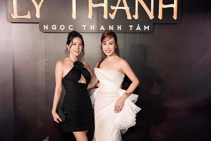 Bà mẹ 3 con tự tin đọ vẻ gợi cảm cùng ca sĩ Uyên Linh.