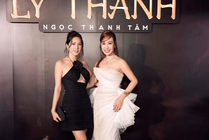 Bà mẹ 3 con tự tin đọ vẻ gợi cảm cùng ca sĩ Uyên Linh.