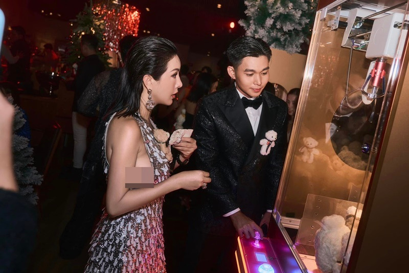 Bà mẹ ba con khoe "đôi gò bồng đảo" lấp ló.