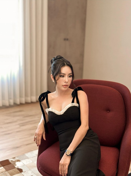 Nữ doanh nhân 48 tuổi chuộng lối trang điểm sắc sảo.