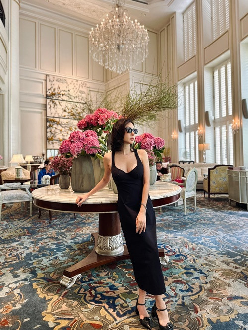 Cô tự thưởng cho bản thân những trang phục, phụ kiện đắt tiền, đi du lịch nhiều nơi sang trọng.