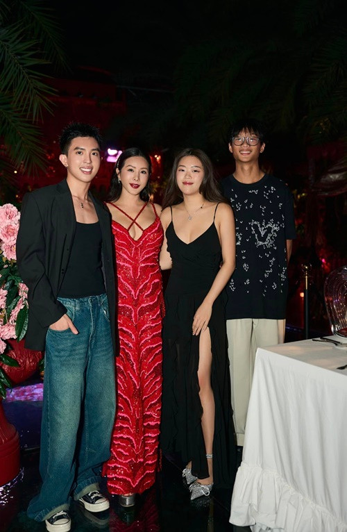 Thu Hoài chia sẻ, khi trở về cuộc sống độc thân, cô dành nhiều thời gian chăm sóc con cái.