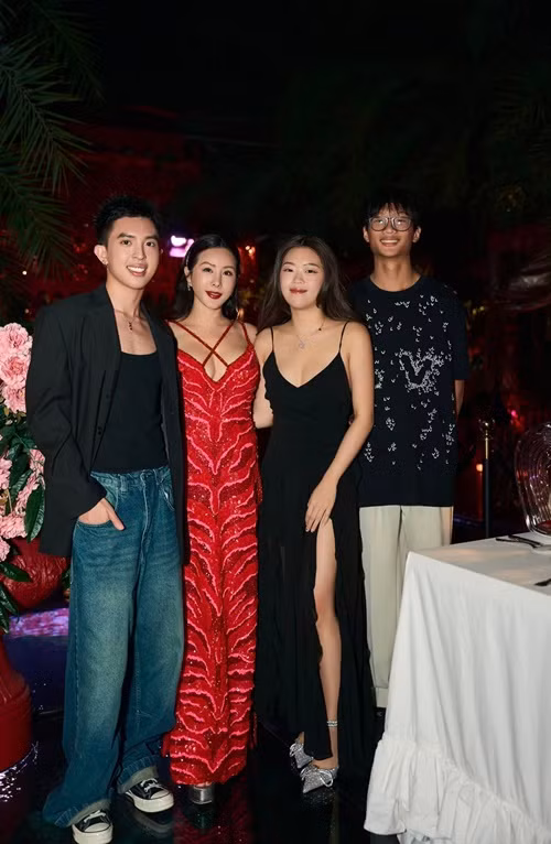 Thu Hoài chia sẻ, khi trở về cuộc sống độc thân, cô dành nhiều thời gian chăm sóc con cái.