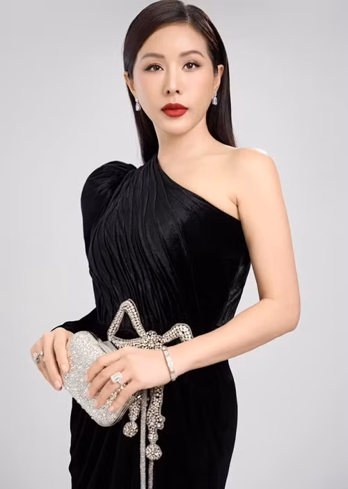 12 năm trước, Thu Hoài đăng quang cuộc thi Hoa hậu Phu nhân người Việt thế giới.