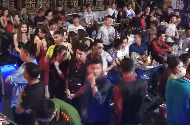 Thấy bóng dáng công an, các dân chơi toan thoát ra ngoài. Tuy nhiên, cửa ra vào đã bị trinh sát chốt chặn, tiến hành kiểm tra hành chính từng người.