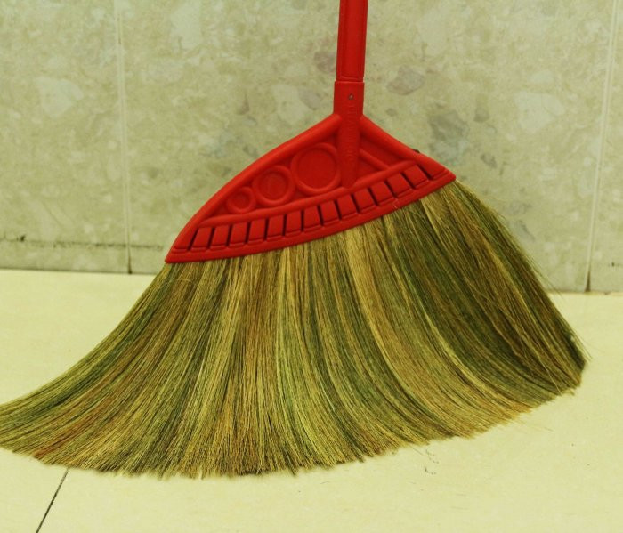 Theo các chuyên gia phing thủy, chổi nên được đặt ở phía sau nhà hoặc ở ban công. Ảnh minh họa