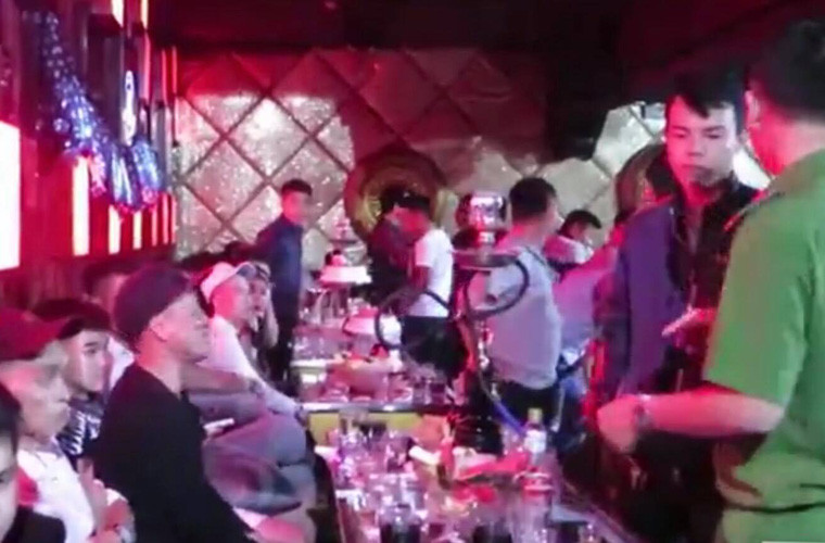 Được biết, cách đây hơn một tháng, cũng lực lượng phòng Cảnh sát hình sự phối hợp với cơ quan chức năng quận 1 kiểm tra hành chính “DC Club” và có phát hiện khách chơi ma túy. Tuy nhiên, đến nay, tụ điểm ăn chơi ở ngay trung tâm Sài Gòn vẫn hoạt động có` nhiều vi phạm hành chính.