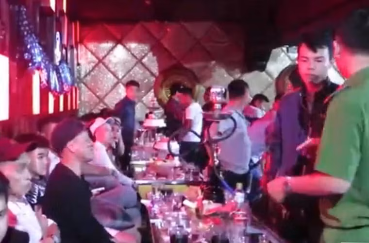 Được biết, cách đây hơn một tháng, cũng lực lượng phòng Cảnh sát hình sự phối hợp với cơ quan chức năng quận 1 kiểm tra hành chính “DC Club” và có phát hiện khách chơi ma túy. Tuy nhiên, đến nay, tụ điểm ăn chơi ở ngay trung tâm Sài Gòn vẫn hoạt động có` nhiều vi phạm hành chính.