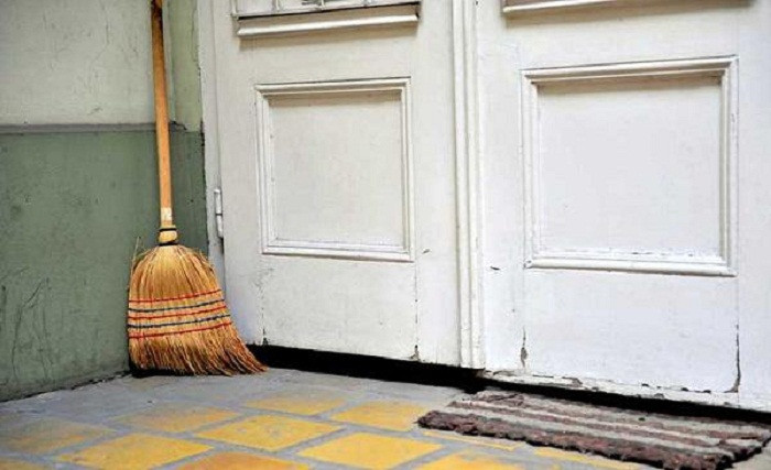 Cửa ra vào là nơi thu hút tài lộc cho gia chủ. Do đó điều tối kỵ là đặt chổi ở đây. Ảnh minh họa