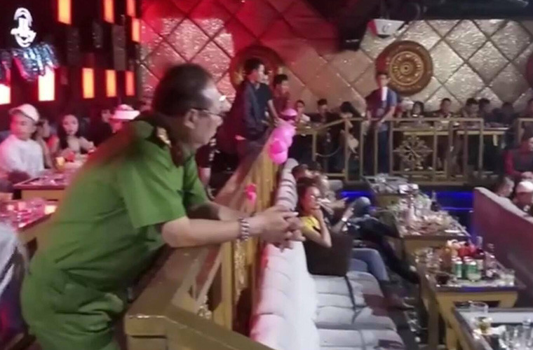 Thượng tá Nguyễn Đăng Nam, Trưởng phòng Cảnh sát hình sự, Công an TP HCM đã trực tiếp có mặt chỉ đạo công tác kiểm tra hành chính tại tụ điểm ăn chơi này.