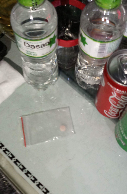 Tại các bàn khách trong DC Club, công an đã tìm thấy một số viên nén nghi là ma túy. Ngoài ra, dưới sàn nhà có nhiều viên nén vụn bị các dân chơi vứt phi tang.