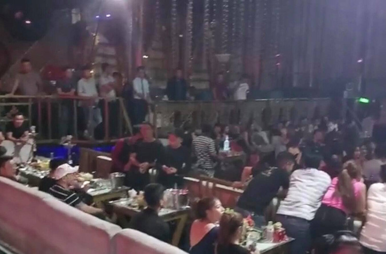 Khoảng 0h30 rạng sáng nay 25/5 lực lượng thuộc đội 6 phòng Cảnh sát hình sự - Công an TP HCM phối hợp cùng đoàn Kiểm tra liên ngành Văn hóa – Xã hội quận 1 bất ngờ ập vào tụ điểm ăn chơi tại trung tâm TP là “DC Club”, số 148 đường Cống Quỳnh, quận 1.