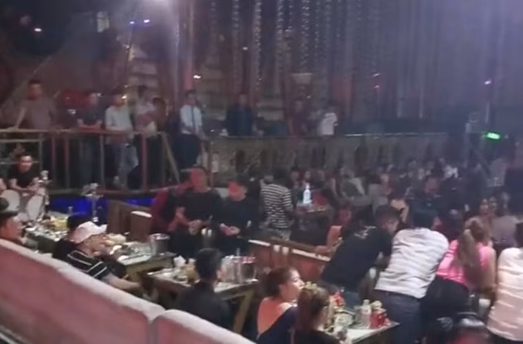 Khoảng 0h30 rạng sáng nay 25/5 lực lượng thuộc đội 6 phòng Cảnh sát hình sự - Công an TP HCM phối hợp cùng đoàn Kiểm tra liên ngành Văn hóa – Xã hội quận 1 bất ngờ ập vào tụ điểm ăn chơi tại trung tâm TP là “DC Club”, số 148 đường Cống Quỳnh, quận 1.