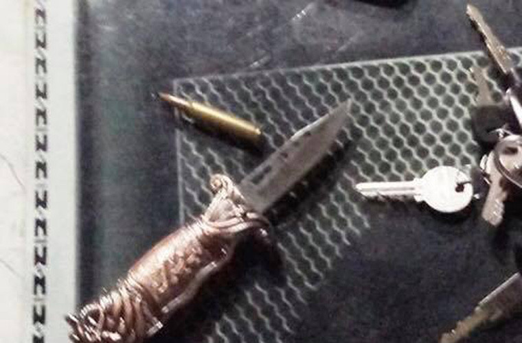 Đáng nói tại một bàn khách gần chục người, công an đã phát hiện một thanh niên nghi vấn tàng trữ vũ khí nguy hiểm nên lập tức áp sát, tách riêng để kiểm tra. Qua đó, công an phát hiện nam thanh niên này có trữ trong người một con dao bấm và một viên đạn của loại súng R16.